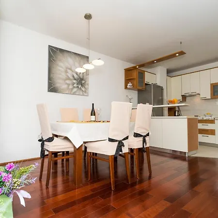 La Grande Old Town Apartment