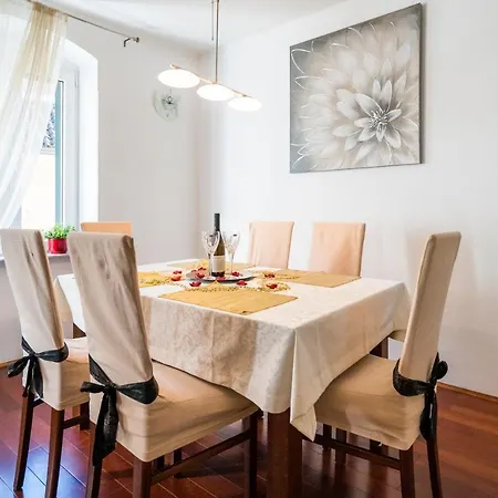 La Grande Old Town Apartment